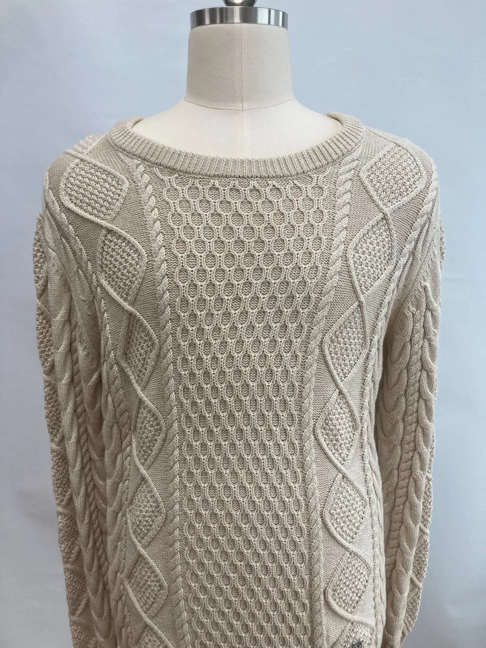 Round Neck Knitwear Men′ Sweater Leisure Coat Soft Winter Clothes with Embroidery