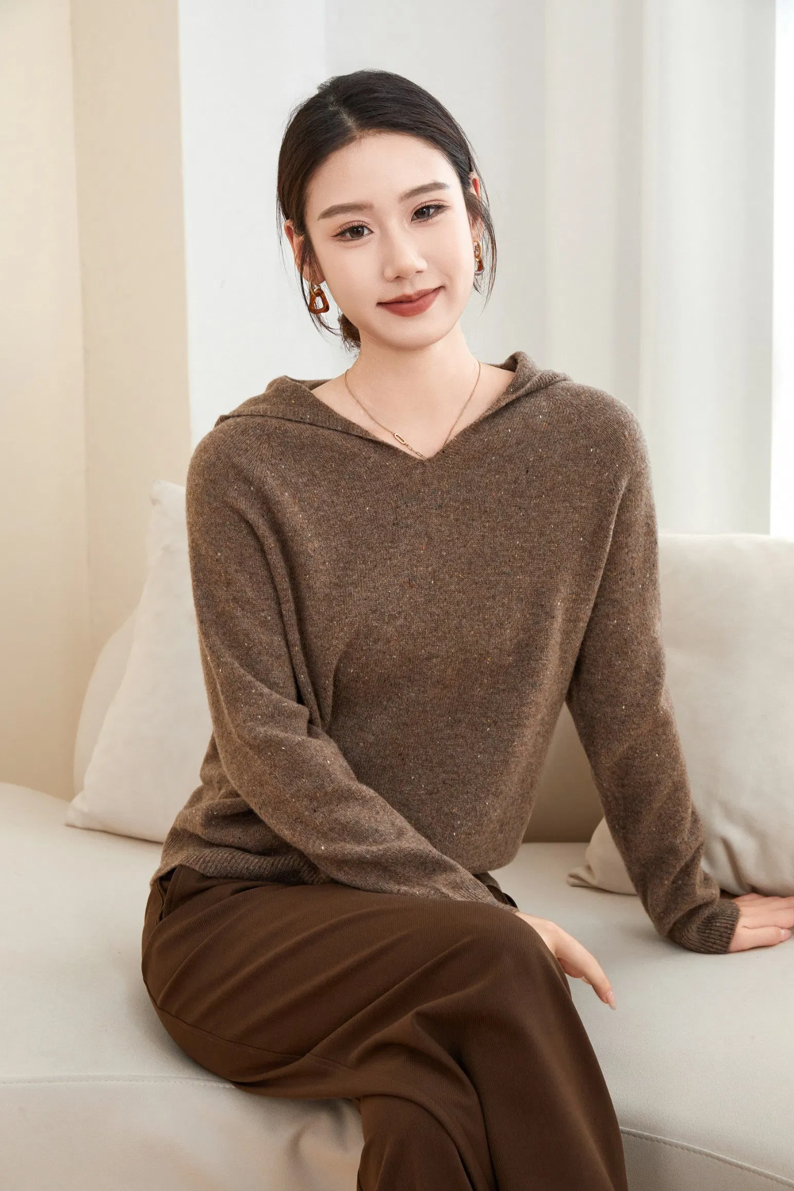 Women′s Autumn and Winter Solid 100% Wool Hooded Casual Pullover Sweater