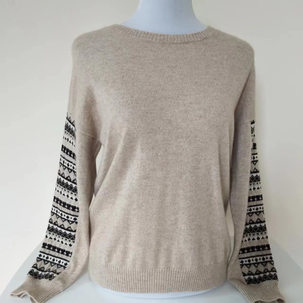 Factory Direct Sale Women&prime;s Sweaters Cashmere Sweater Knitted Sweater Women Women&prime;s Official Wear.