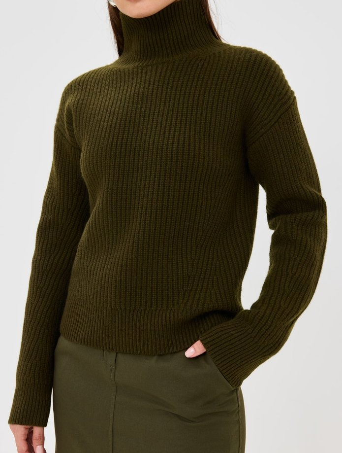 MID Weight Ribbed Knit Turtle Neck Drop Shoulder Women&prime;s Long Sleeve Sweater