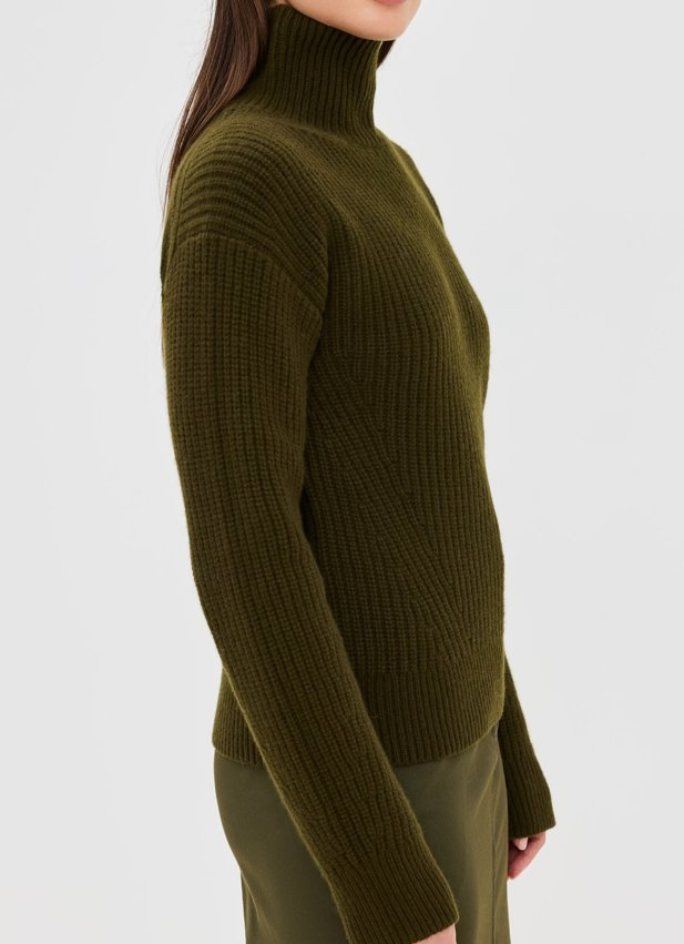 MID Weight Ribbed Knit Turtle Neck Drop Shoulder Women&prime;s Long Sleeve Sweater