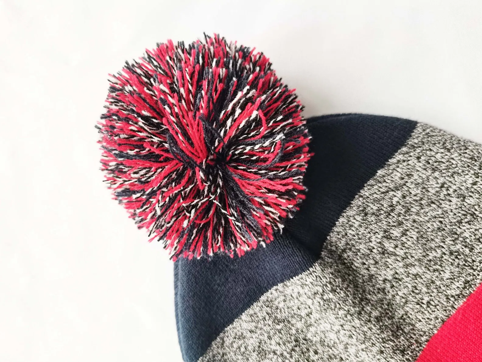 Fashion Constrast Color Customized PU-Patch Stretch Soft Pompom Knitted Hat