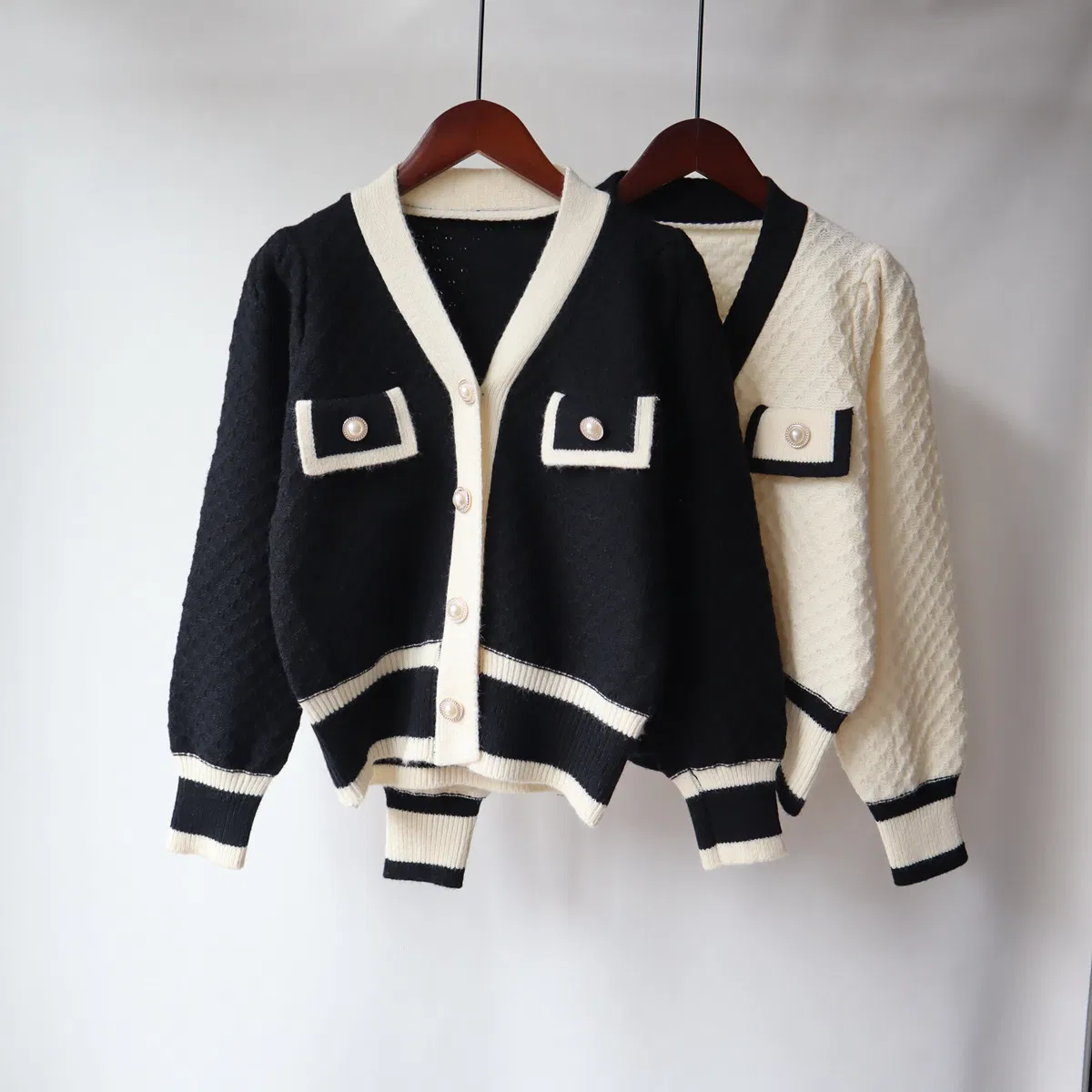 Women′s Long-Sleeved Knitted Cardigan with Sweater
