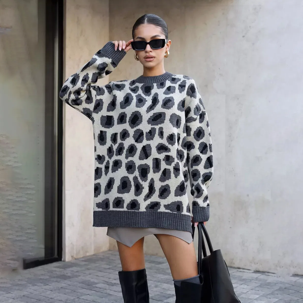 Leopard Print Women&prime;s Warm Fashion Sweater, a Long Sleeved Knitted Top