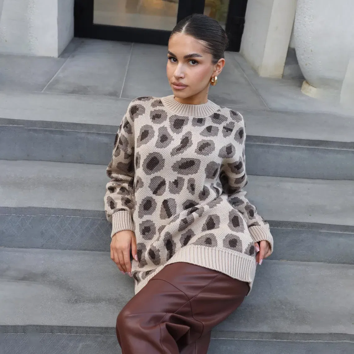 Leopard Print Women&prime;s Warm Fashion Sweater, a Long Sleeved Knitted Top