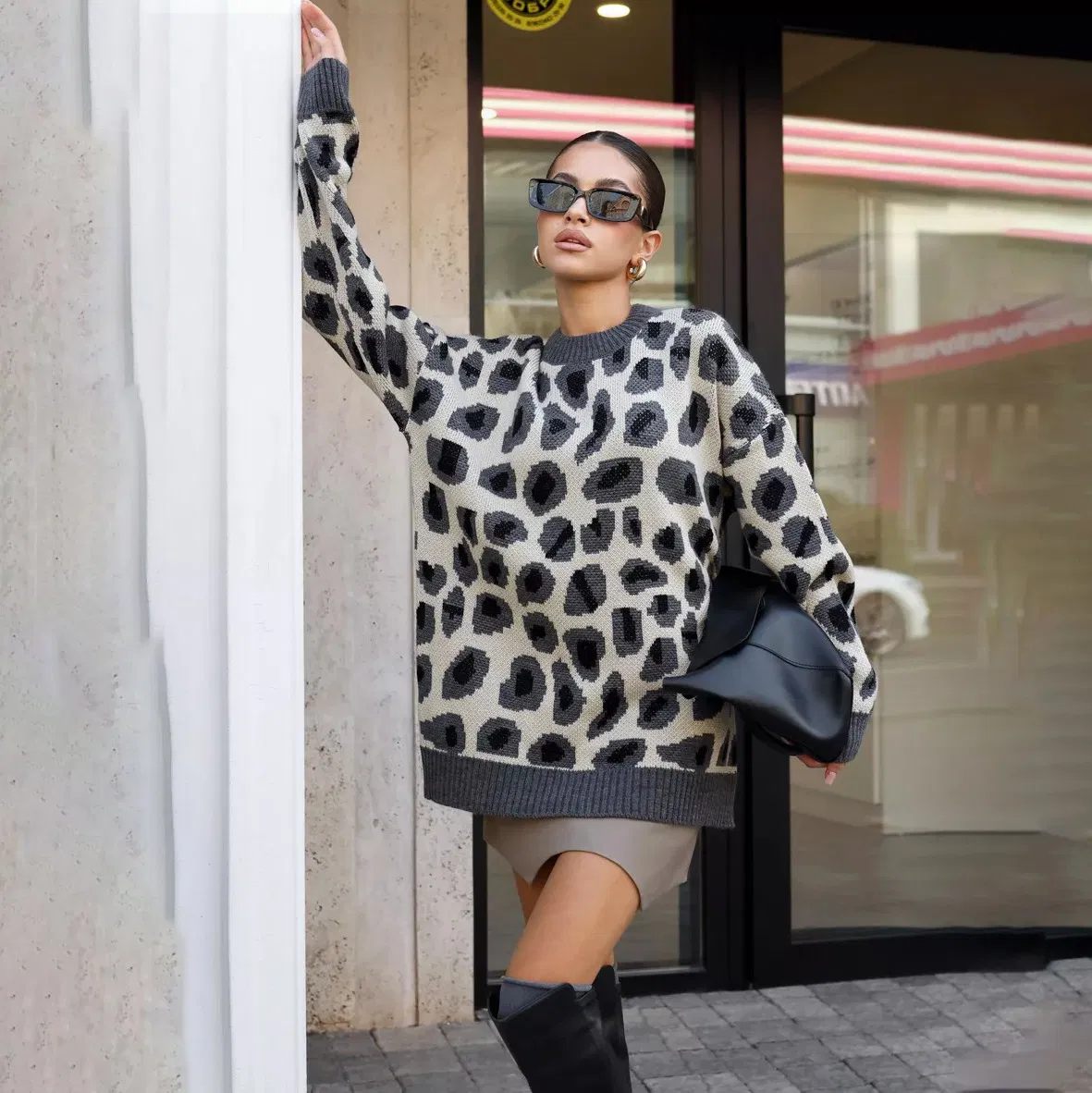 Leopard Print Women&prime;s Warm Fashion Sweater, a Long Sleeved Knitted Top