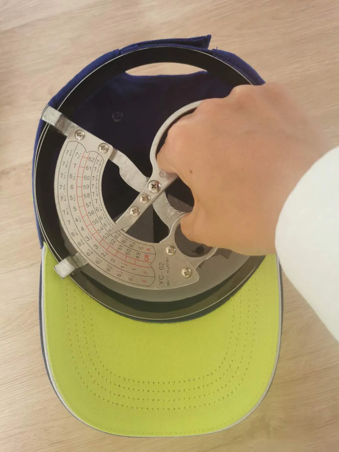 Flat Bill Printing Check Artificial Fur Cap for Winter