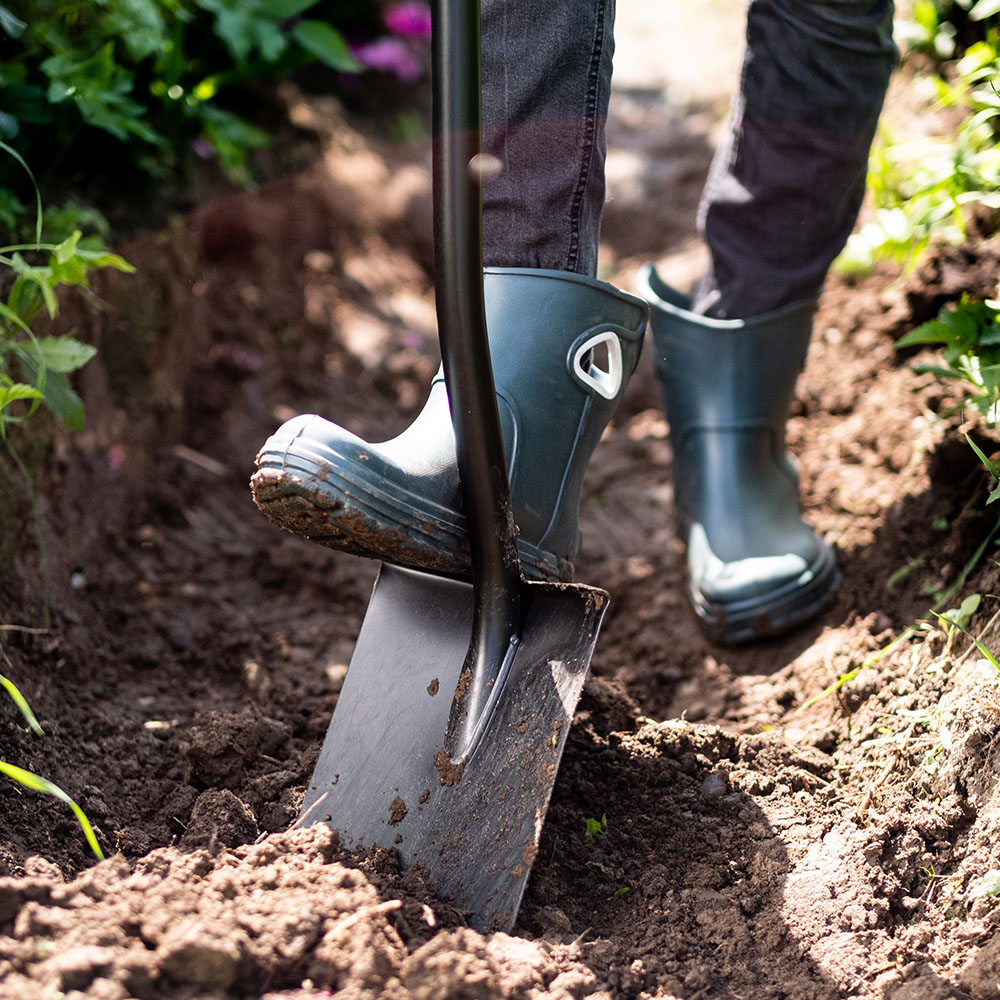 Лопата штыковая Plantic Terra стальная остроугольная садовая с металлическим черенком 800 мм (11003-01)